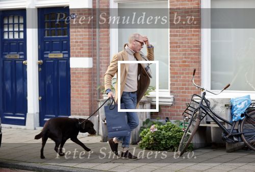 Den Haag 28 november 2020
Rogier Smit komt aanlopen met zijn hond bij zijn huis . Jeffrey Lake is bij hem aan het klussen