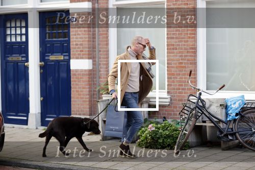 Den Haag 28 november 2020
Rogier Smit komt aanlopen met zijn hond bij zijn huis . Jeffrey Lake is bij hem aan het klussen