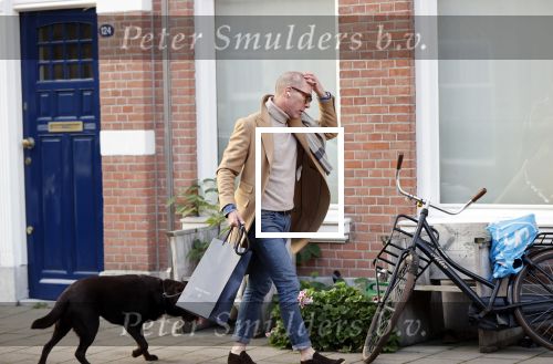 Den Haag 28 november 2020
Rogier Smit komt aanlopen met zijn hond bij zijn huis . Jeffrey Lake is bij hem aan het klussen