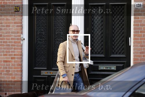 Den Haag 28 november 2020
Rogier Smit komt aanlopen met zijn hond bij zijn huis . Jeffrey Lake is bij hem aan het klussen