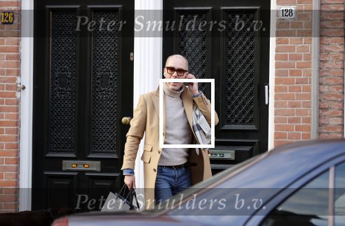 Den Haag 28 november 2020
Rogier Smit komt aanlopen met zijn hond bij zijn huis . Jeffrey Lake is bij hem aan het klussen