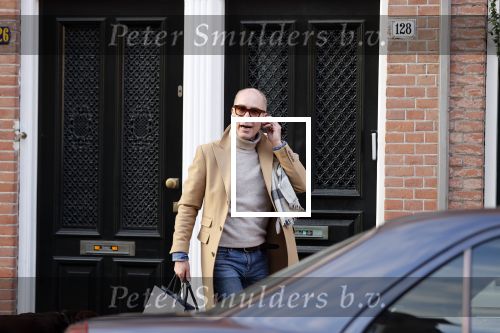 Den Haag 28 november 2020
Rogier Smit komt aanlopen met zijn hond bij zijn huis . Jeffrey Lake is bij hem aan het klussen