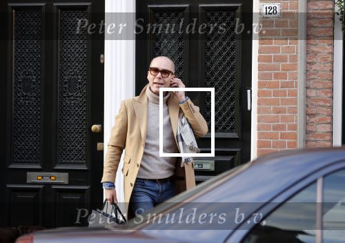 Den Haag 28 november 2020
Rogier Smit komt aanlopen met zijn hond bij zijn huis . Jeffrey Lake is bij hem aan het klussen