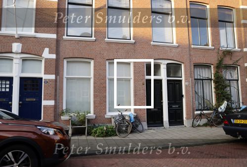 Den Haag 28 november 2020
Rogier Smit komt aanlopen met zijn hond bij zijn huis . Jeffrey Lake is bij hem aan het klussen