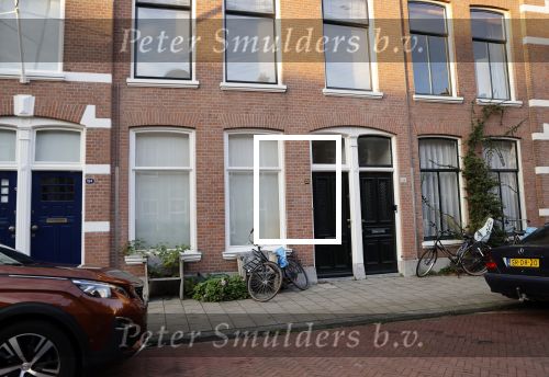 Den Haag 28 november 2020
Rogier Smit komt aanlopen met zijn hond bij zijn huis . Jeffrey Lake is bij hem aan het klussen
