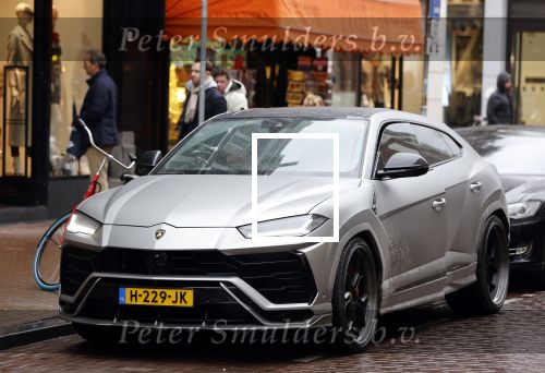 Amsterdam 21 november 2020
Rolf Sanchez met een kennis en een Lamborghini Urus op de pc hooftstraat