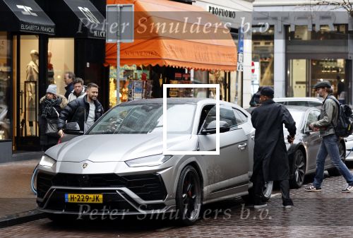 Amsterdam 21 november 2020
Rolf Sanchez met een kennis en een Lamborghini Urus op de pc hooftstraat