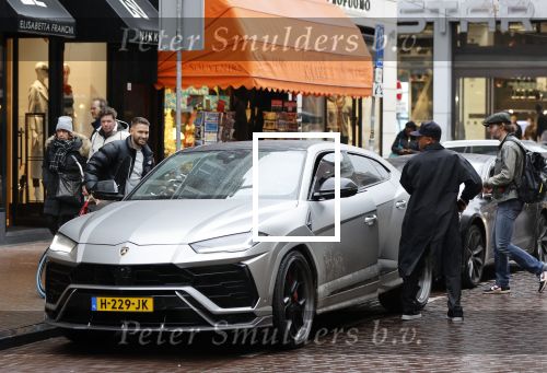 Amsterdam 21 november 2020
Rolf Sanchez met een kennis en een Lamborghini Urus op de pc hooftstraat