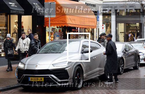 Amsterdam 21 november 2020
Rolf Sanchez met een kennis en een Lamborghini Urus op de pc hooftstraat