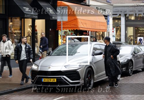 Amsterdam 21 november 2020
Rolf Sanchez met een kennis en een Lamborghini Urus op de pc hooftstraat