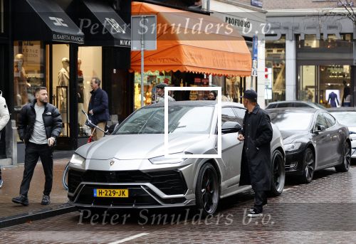 Amsterdam 21 november 2020
Rolf Sanchez met een kennis en een Lamborghini Urus op de pc hooftstraat