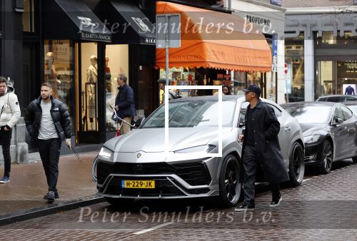 Amsterdam 21 november 2020
Rolf Sanchez met een kennis en een Lamborghini Urus op de pc hooftstraat