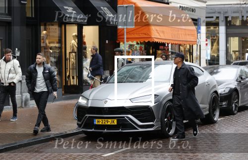 Amsterdam 21 november 2020
Rolf Sanchez met een kennis en een Lamborghini Urus op de pc hooftstraat