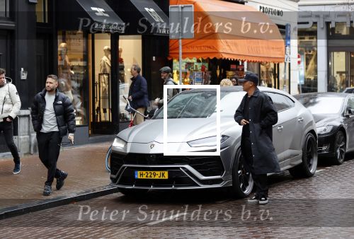 Amsterdam 21 november 2020
Rolf Sanchez met een kennis en een Lamborghini Urus op de pc hooftstraat
