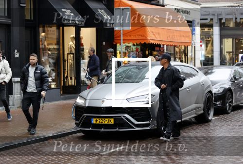 Amsterdam 21 november 2020
Rolf Sanchez met een kennis en een Lamborghini Urus op de pc hooftstraat