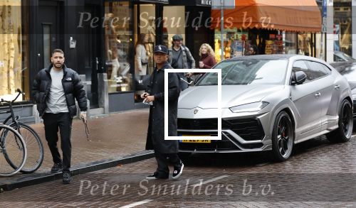 Amsterdam 21 november 2020
Rolf Sanchez met een kennis en een Lamborghini Urus op de pc hooftstraat