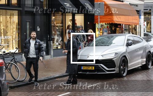 Amsterdam 21 november 2020
Rolf Sanchez met een kennis en een Lamborghini Urus op de pc hooftstraat