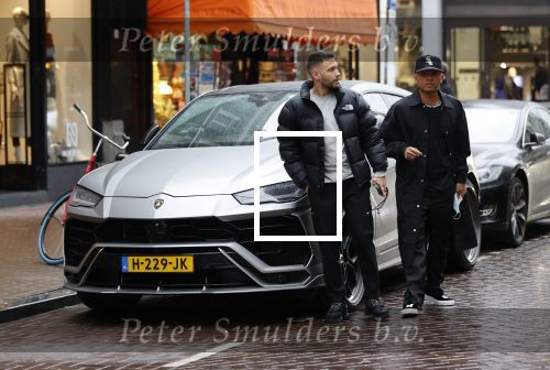 Amsterdam 21 november 2020
Rolf Sanchez met een kennis en een Lamborghini Urus op de pc hooftstraat