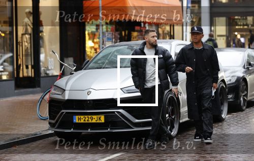 Amsterdam 21 november 2020
Rolf Sanchez met een kennis en een Lamborghini Urus op de pc hooftstraat
