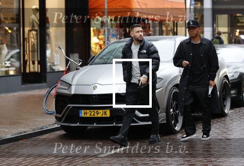 Amsterdam 21 november 2020
Rolf Sanchez met een kennis en een Lamborghini Urus op de pc hooftstraat