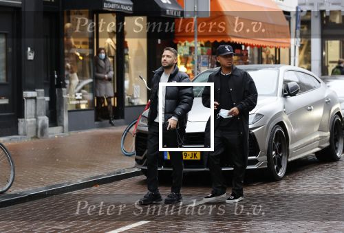 Amsterdam 21 november 2020
Rolf Sanchez met een kennis en een Lamborghini Urus op de pc hooftstraat
