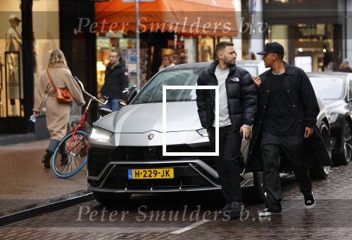 Amsterdam 21 november 2020
Rolf Sanchez met een kennis en een Lamborghini Urus op de pc hooftstraat