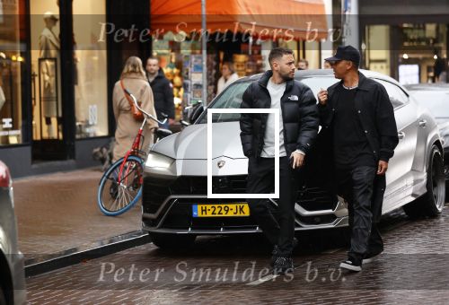 Amsterdam 21 november 2020
Rolf Sanchez met een kennis en een Lamborghini Urus op de pc hooftstraat