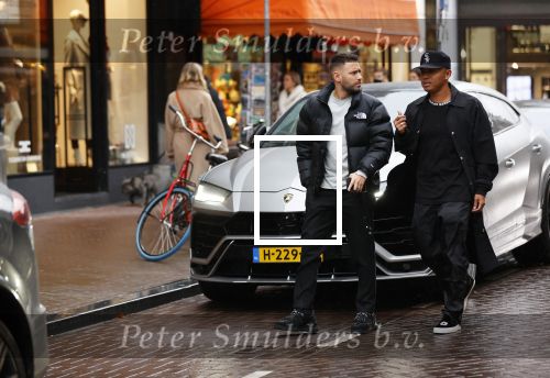 Amsterdam 21 november 2020
Rolf Sanchez met een kennis en een Lamborghini Urus op de pc hooftstraat