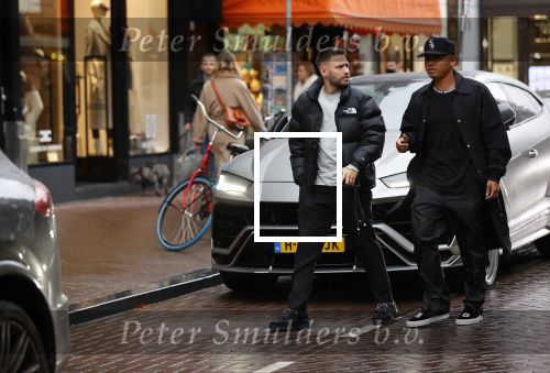 Amsterdam 21 november 2020
Rolf Sanchez met een kennis en een Lamborghini Urus op de pc hooftstraat