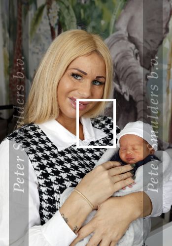 Schevebingen 20 november 2020
Samantha de Jong met haar vriend Gerrit en hun baby Djamino in hun huis .