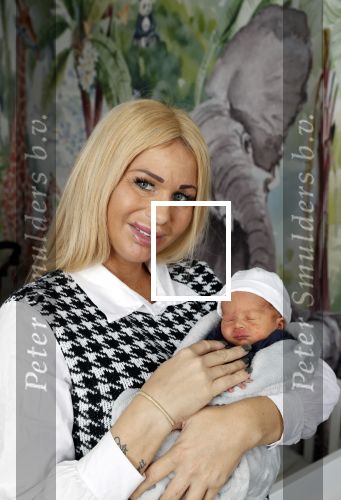 Scheveningen 20 november 2020
Samantha de Jong met haar vriend Gerrit en hun baby Djamino in hun huis .  dochter Gerrit