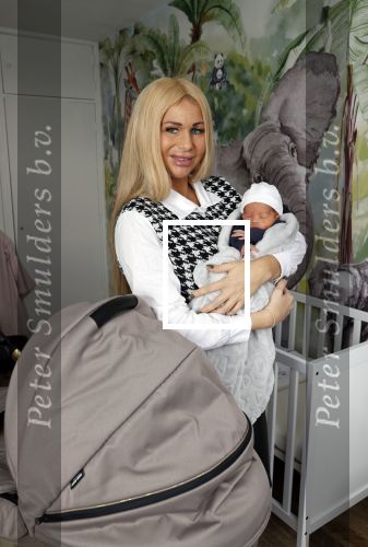 Scheveningen 20 november 2020
Samantha de Jong met haar vriend Gerrit en hun baby Djamino in hun huis .  dochter Gerrit
