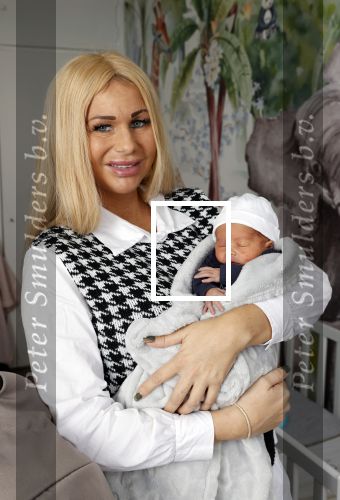 Scheveningen 20 november 2020
Samantha de Jong met haar vriend Gerrit en hun baby Djamino in hun huis .  dochter Gerrit