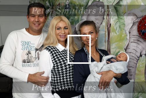 Scheveningen 20 november 2020
Samantha de Jong met haar vriend Gerrit en hun baby Djamino in hun huis .  dochter Gerrit