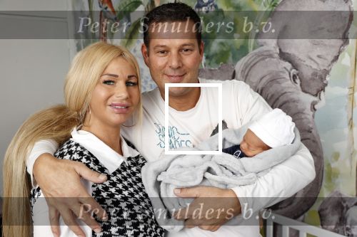 Scheveningen 20 november 2020
Samantha de Jong met haar vriend Gerrit en hun baby Djamino in hun huis .  dochter Gerrit