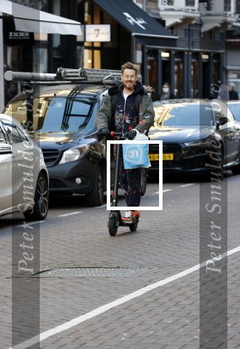 Amsterdam 18 november 2020
Selwyn Senatori op zijn electreische step op de pc hooftstraat