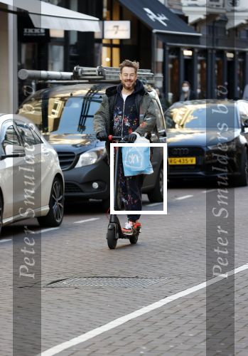 Amsterdam 18 november 2020
Selwyn Senatori op zijn electreische step op de pc hooftstraat