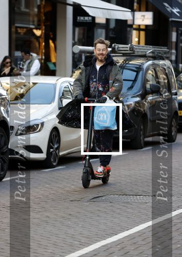 Amsterdam 18 november 2020
Selwyn Senatori op zijn electreische step op de pc hooftstraat