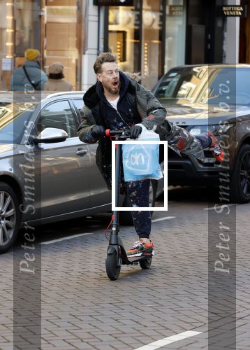 Amsterdam 18 november 2020
Selwyn Senatori op zijn electreische step op de pc hooftstraat