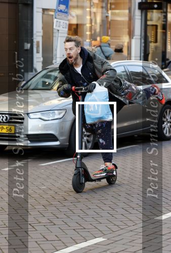 Amsterdam 18 november 2020
Selwyn Senatori op zijn electreische step op de pc hooftstraat
