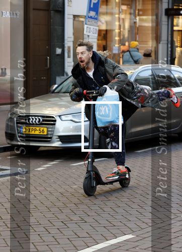 Amsterdam 18 november 2020
Selwyn Senatori op zijn electreische step op de pc hooftstraat
