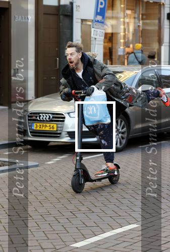 Amsterdam 18 november 2020
Selwyn Senatori op zijn electreische step op de pc hooftstraat