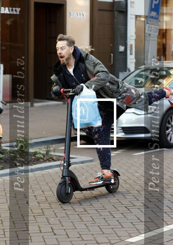 Amsterdam 18 november 2020
Selwyn Senatori op zijn electreische step op de pc hooftstraat