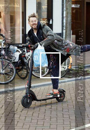 Amsterdam 18 november 2020
Selwyn Senatori op zijn electreische step op de pc hooftstraat