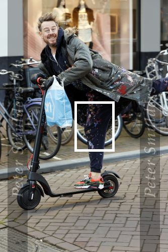 Amsterdam 18 november 2020
Selwyn Senatori op zijn electreische step op de pc hooftstraat