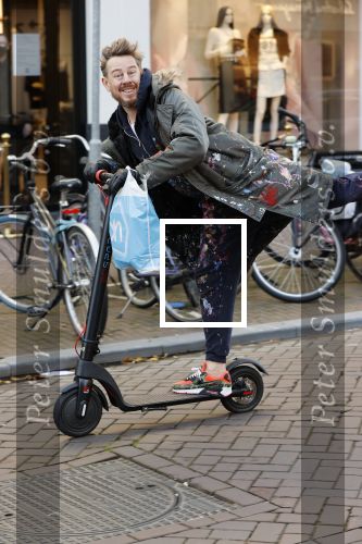 Amsterdam 18 november 2020
Selwyn Senatori op zijn electreische step op de pc hooftstraat