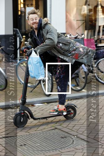 Amsterdam 18 november 2020
Selwyn Senatori op zijn electreische step op de pc hooftstraat