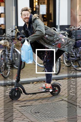 Amsterdam 18 november 2020
Selwyn Senatori op zijn electreische step op de pc hooftstraat