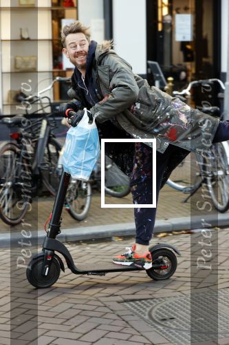 Amsterdam 18 november 2020
Selwyn Senatori op zijn electreische step op de pc hooftstraat