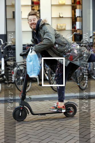 Amsterdam 18 november 2020
Selwyn Senatori op zijn electreische step op de pc hooftstraat